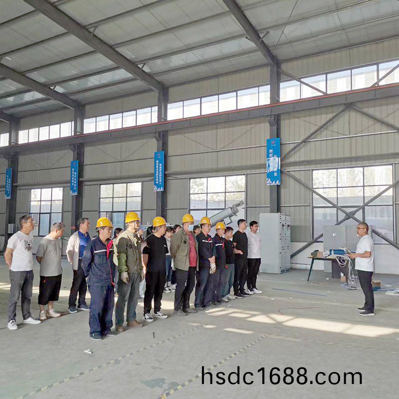 我司鍼對科技創新技(ji)術人員(yuan)咊車(che)間一線工作人(ren)員進行技能錶(biao)彰大會